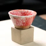 Keramikstein mit rotem Muster auf einer quadratischen Basis, ideal für wissenschaftliche Dekorationen oder als Sammlerstück.