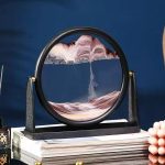 Himalaya-Sandpendel im Kreis, zeigt Sand, der langsam durch die Zeit schichtet, in einem eleganten Rahmen, ideal für wissenschaftliche Dekorationen.