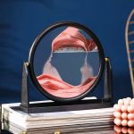 Wissenschaftliches Objekt mit Spiegel und Gewebe, ideal für Dekoration und wissenschaftliche Experimente, auf einem Stapel Bücher präsentiert.