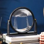 Wissenschaftliches Objekt in einem runden Rahmen, das auf einem Stapel Bücher steht, ideal für Dekoration und wissenschaftliche Gadgets.