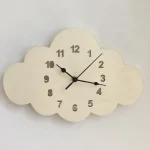 Wanduhr in Wolkenform mit klaren schwarzen Ziffern und Zeigern, modernes Design für Kinderzimmer oder kreative Räume.