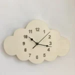 Wetteruhr in Wolkenform mit schwarzen Ziffern und Zeigern, modernes Design für Kinderzimmer oder Wohnzimmer.