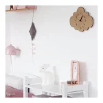 Himmelsuhr aus Holz in Wolkenform mit Ziffern und Zeigern, dekoratives Element für Kinderzimmer.