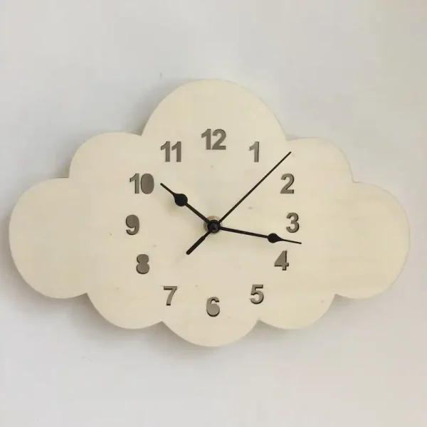 Wanduhr in Wolkenform mit klaren schwarzen Ziffern und Zeigern, modernes Design für Kinderzimmer oder kreative Räume.
