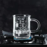 Transparentes Reagenzglas mit Wasser auf einem Gasherd, ideal für wissenschaftliche Experimente und chemische Studien.