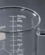 Transparentes Reagenzglas mit Messskala in Millilitern, geeignet für wissenschaftliche Experimente und Laboranwendungen.
