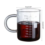 Transparentes Messglas mit roter Flüssigkeit, ideal für wissenschaftliche Experimente und Dekorationen im Science-Design.