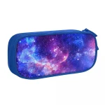 Kosmischer Raum-Schreibtischorganizer mit Galaxien-Design, ideal für Schüler und Wissenschaftsbegeisterte, in blauen Tönen mit Sternen und Nebeln.