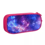 Schreibetui mit Weltraum-Motiv in Pink, zeigt eine bunte Galaxie mit Sternen und Nebeln, ideal für Schüler und Astronomie-Enthusiasten.