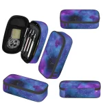 Kosmisches Raumfahrt-Design Etui mit mehreren Fächern, ideal für Schreibwaren und Zubehör, mit Galaxy-Motiv in Blau, Lila und Schwarz.