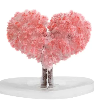 Herzförmiger Baum aus pinken Blumen und Kristallen, auf weißem Hintergrund, dekoratives Kunstwerk für wissenschaftliche und dekorative Zwecke.