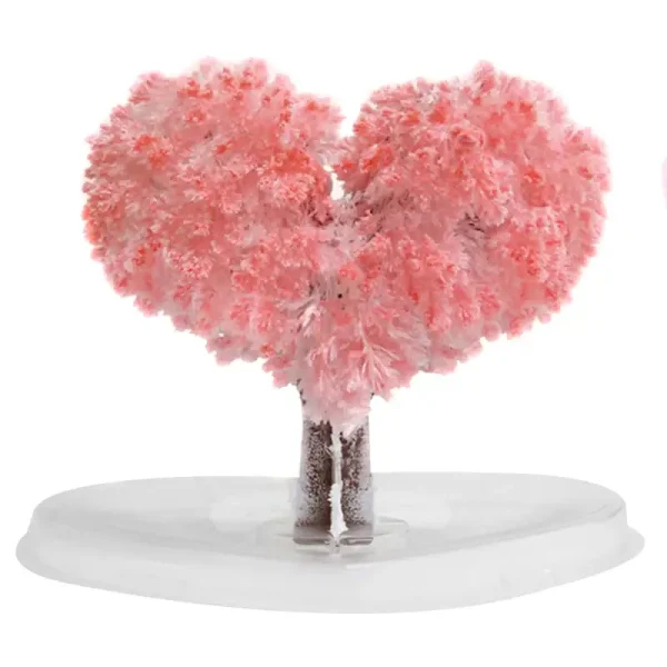 Herzförmiger Baum aus pinken Blumen und Kristallen, auf weißem Hintergrund, dekoratives Kunstwerk für wissenschaftliche und dekorative Zwecke.