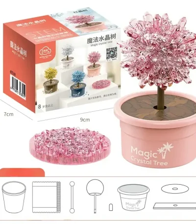 Dekorativer Kristallbaum in rosa Blumentopf, ideal für wissenschaftliche und dekorative Zwecke, mit Verpackung und Zubehör im Hintergrund.