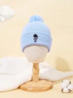 Hellblauer Wintermütze mit Astronauten-Print und Pompon, ideal für kalte Tage, stilvoll und warm.