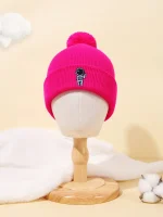 Bunter pinker Strickmütze mit Astronauten-Emblem und Pompon, ideal für Kinder und Wintermode.