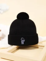 Schwarze Wollmütze mit Astronauten-Logo, ideal für kalte Tage, stilvoll und bequem. Perfekt für Wissenschafts- und Raumfahrtfans, die ihren Look mit einem wissenschaftlichen Touch aufwerten möchte.