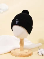 Schwarze Wollmütze mit Wissenschaftslogo, ideal für kalte Tage, stilvoll und bequem, perfekt für Wissenschafts- und Technikliebhaber.