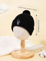 Schwarze Wollmütze mit Logo, Größe 50-54cm, ideal für kalte Tage, auf einem Holzständer präsentiert. Perfekt für Wintermode und Streetwear.