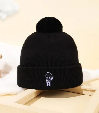 Schwarze Wollmütze mit Astronauten-Logo, ideal für kalte Tage, stilvoll und bequem. Perfekt für Wissenschafts- und Raumfahrtfans, die ihren Look mit einem wissenschaftlichen Touch aufwerten möchte.