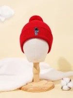 Rote Mütze mit Astronauten-Print auf einem weißen Kopfmodell, ideal für Wintermode und Science-Gadgets.