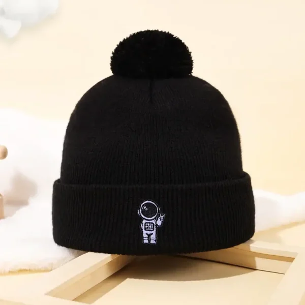 Schwarze Wollmütze mit Astronauten-Logo, ideal für kalte Tage, stilvoll und bequem. Perfekt für Wissenschafts- und Raumfahrtfans, die ihren Look mit einem wissenschaftlichen Touch aufwerten möchte.