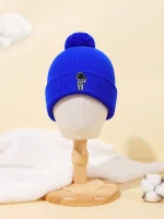 Bunte blaue Mütze mit Astronauten-Logo, ideal für Kinder, aus weichem Material, mit Pompon auf dem Kopf, perfekt für kalte Tage, stilvoll und bequem.