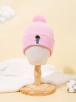 Weicher pinker Strickmütze mit Astronauten-Emblem, ideal für Kinder, warm und stilvoll, perfekt für kalte Tage.