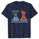 Humorvolles T-Shirt mit zwei Reagenzgläsern, eines lachend und das andere ärgerlich, mit dem Text "Ich denke, du übertreibst" – perfekt für Wissenschafts- und Chemie-Enthusiasten.