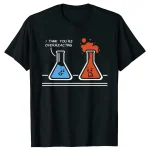 Lustiges T-Shirt mit zwei Reagenzgläsern, eines blau und eines rot, mit Sprechblasen, das einen wissenschaftlichen Humor zeigt. Perfekt für Wissenschafts- und Chemie-Enthusiasten.