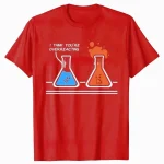 Lustiges T-Shirt mit chemischen Reagenzgläsern, das eine humorvolle Wissenschaftsphrase zeigt, ideal für Wissenschafts- und Chemie-Enthusiasten.