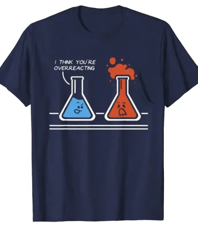 Humorvolles T-Shirt mit zwei Reagenzgläsern, eines lachend und das andere ärgerlich, mit dem Text "Ich denke, du übertreibst" – perfekt für Wissenschafts- und Chemie-Enthusiasten.