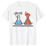 Weißes T-Shirt mit humorvollem Chemie-Design, zeigt zwei Reagenzgläser mit lachendem und traurigem Gesicht, ideal für Wissenschafts- und Chemie-Enthusiasten.