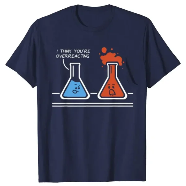 Humorvolles T-Shirt mit zwei Reagenzgläsern, eines lachend und das andere ärgerlich, mit dem Text "Ich denke, du übertreibst" – perfekt für Wissenschafts- und Chemie-Enthusiasten.