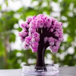 Detailliertes Blumenmodell aus bunten Kristallen und Farben, das die Schönheit und Komplexität botanischer Strukturen zeigt.