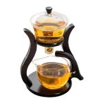 Elegantes Glas-Set mit Holzständer für Tee und Wasser, ideal für wissenschaftliche Dekorationen und Gadgets.