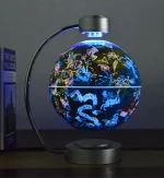 Dekorativer Globus mit leuchtendem Sternenhimmel-Design, ideal für Wissenschafts- und Dekorationszwecke, beleuchtet mit blauer LED, auf einem schwarzen Tisch.