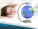 Interaktive Weltkugel mit Projektor, ideal für Kinder zum Lernen über Geografie und Planeten, zeigt detaillierte Karten und leuchtende Kontinente.