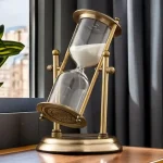 Elegante Sanduhr aus Messing mit weißem Sand, ideal als Dekoration oder wissenschaftliches Accessoire. Perfekt für Ihr Zuhause oder Büro, um Zeit stilvoll zu messen.