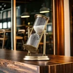 Sanduhr aus Metall und Glas als dekoratives wissenschaftliches Element.
