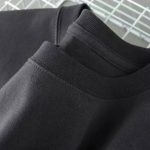 Nahaufnahme eines schwarzen Sweatshirts mit Rundhalsausschnitt, Stoffdetails sichtbar, modisches Basic für Alltag und Freizeit.