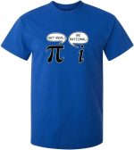 Blaues T-Shirt mit Pi-Symbol und Sprechblasen, die "Get real!" und "Be rational!" sagen, ideal für Wissenschafts- und Mathe-Enthusiasten.