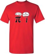 Rotes T-Shirt mit Pi-Symbol und Infobubbles, die "Get real!" und "Be rational!" sagen, ideal für Wissenschafts- und Mathe-Enthusiasten.
