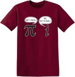 Rotes T-Shirt mit Pi-Symbol und Sprechblasen, die "Get real!" und "Be rational!" sagen, ideal für Wissenschafts- und Mathe-Enthusiasten.