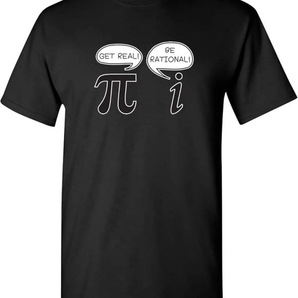 Schwarzes T-Shirt mit weißen Sprechblasen, die die mathematische Konstante Pi und den Buchstaben i mit humorvollen Sprüchen zeigen. Perfekt für Wissenschafts- und Mathe-Enthusiasten.