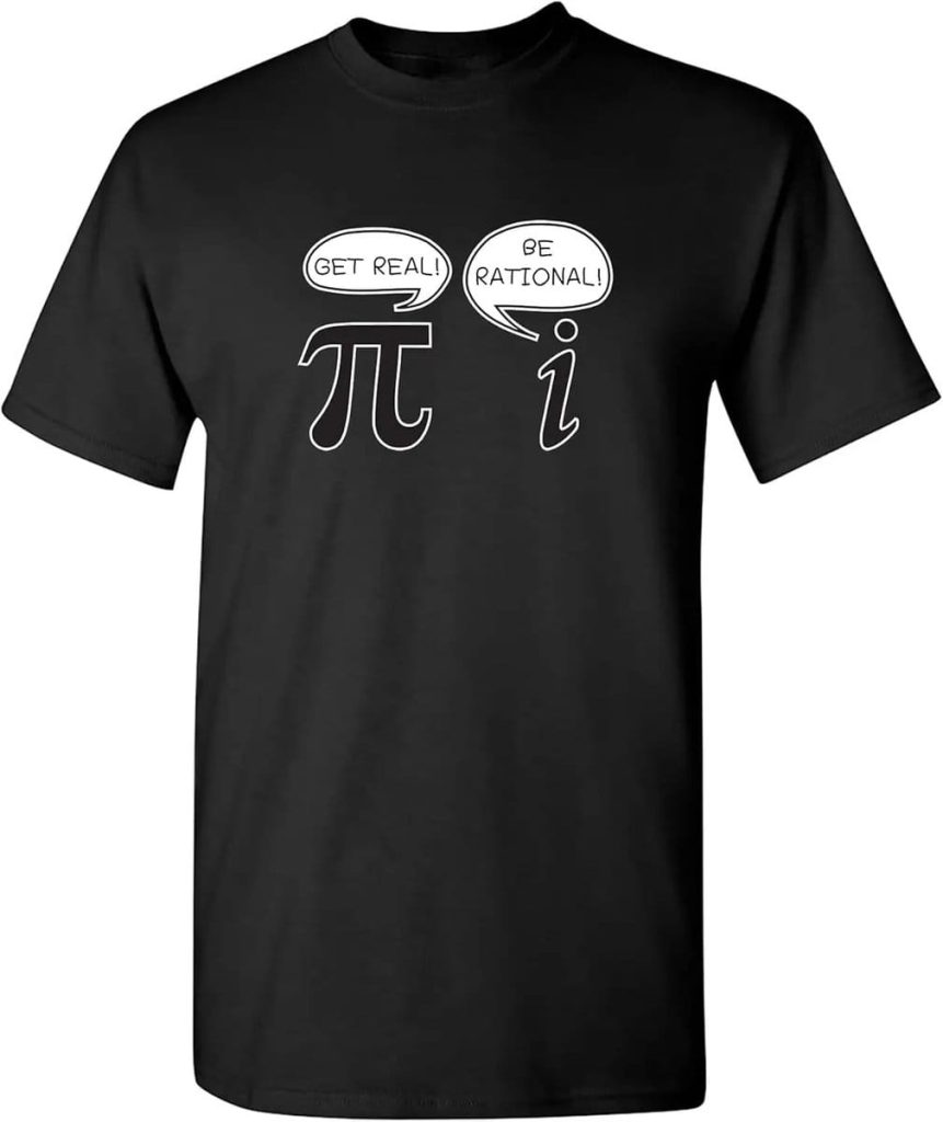 Schwarzes T-Shirt mit weißen Sprechblasen, die die mathematische Konstante Pi und den Buchstaben i mit humorvollen Sprüchen zeigen. Perfekt für Wissenschafts- und Mathe-Enthusiasten.