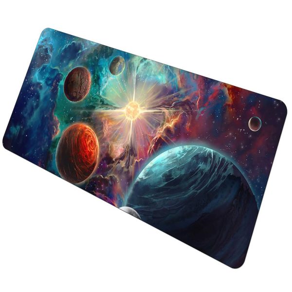 Illustration einer kosmischen Szene mit Planeten, Sternen und einer Explosion im Zentrum, ideal für wissenschaftliche Dekorationen und Gadgets.