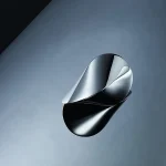 Modernes wissenschaftliches Dekorobjekt aus Metall mit geschwungenen Formen, ideal für Sammler und Wissenschaftsbegeisterte.
