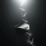 Nahaufnahme von metallischen Lippen in dunklem Licht, die eine moderne und elegante Ästhetik ausstrahlen. Perfekt für wissenschaftliche Dekorationen und innovative Designs.