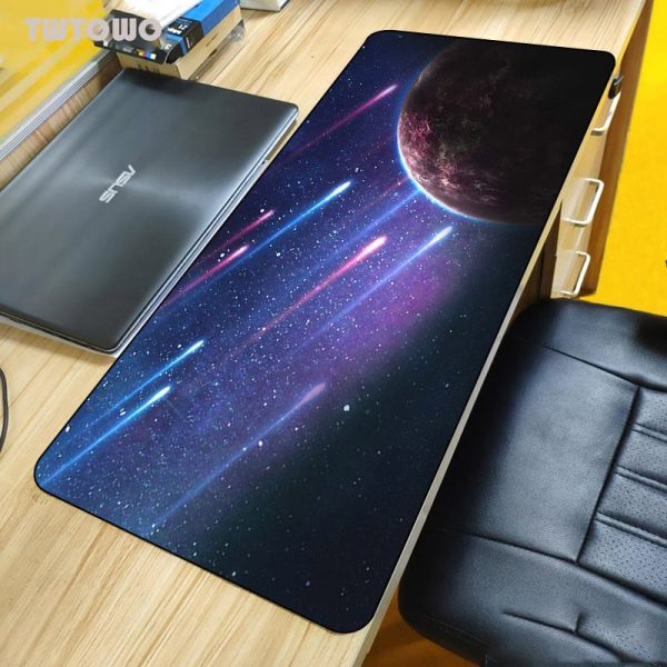 Hochwertige Schreibtischmatte mit Weltraumdesign, zeigt einen Sternenhimmel mit Planeten, Meteoren und Galaxien, ideal für Wissenschafts- und Dekorationsliebhaber.