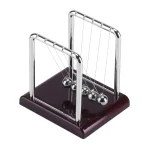 Klassisches Newtons Kugel-Set mit Metallkugeln auf Holzbasis, ideal als wissenschaftliche Dekoration oder Lernspielzeug für Physikliebhaber.